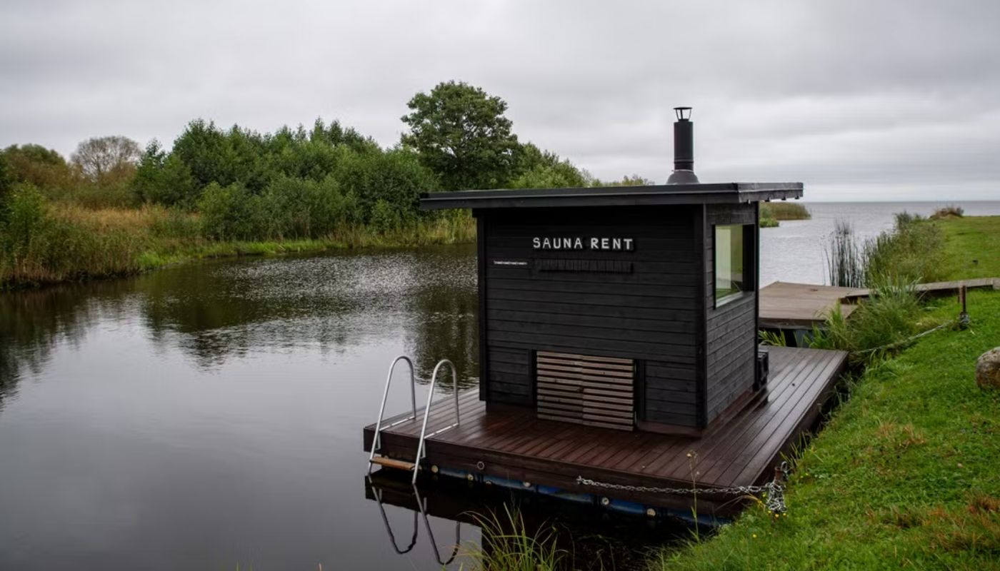 pływająca sauna na jeziorze